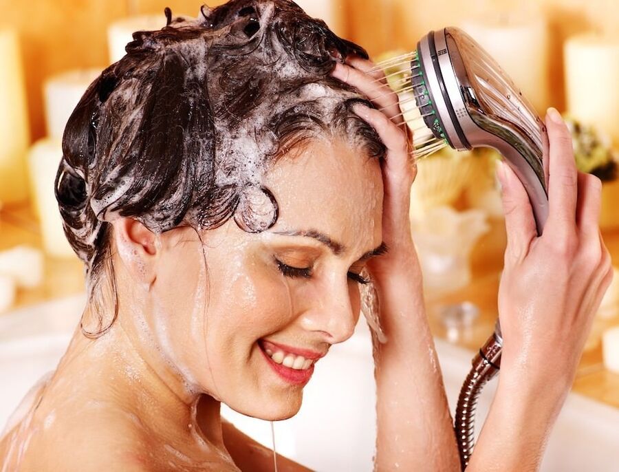 S psoriázou pokožky hlavy je nutné umýt léčivým šamponem