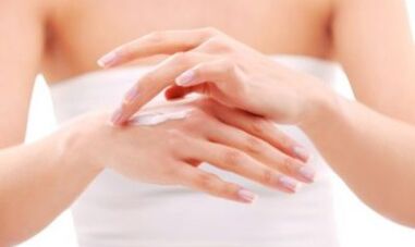 dívka použití masti na ruku