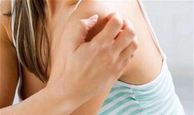 dívka se poškrábala na rameni